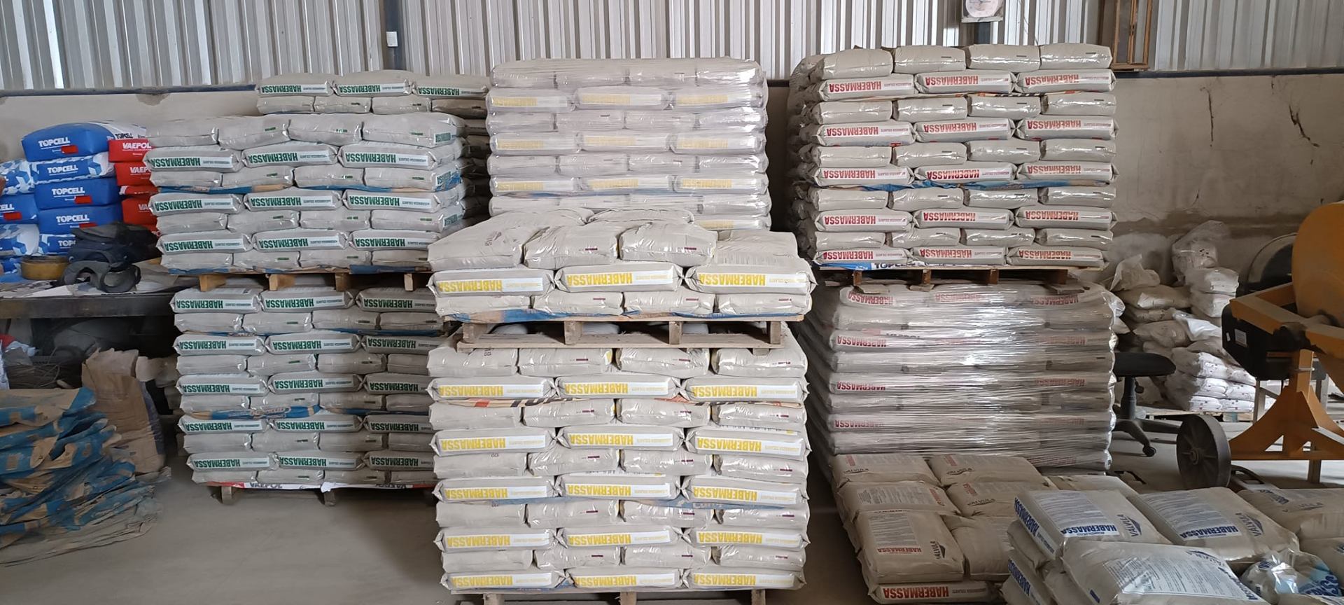Estoque de argamassas Habermassa organizado em pallets dentro da operação.